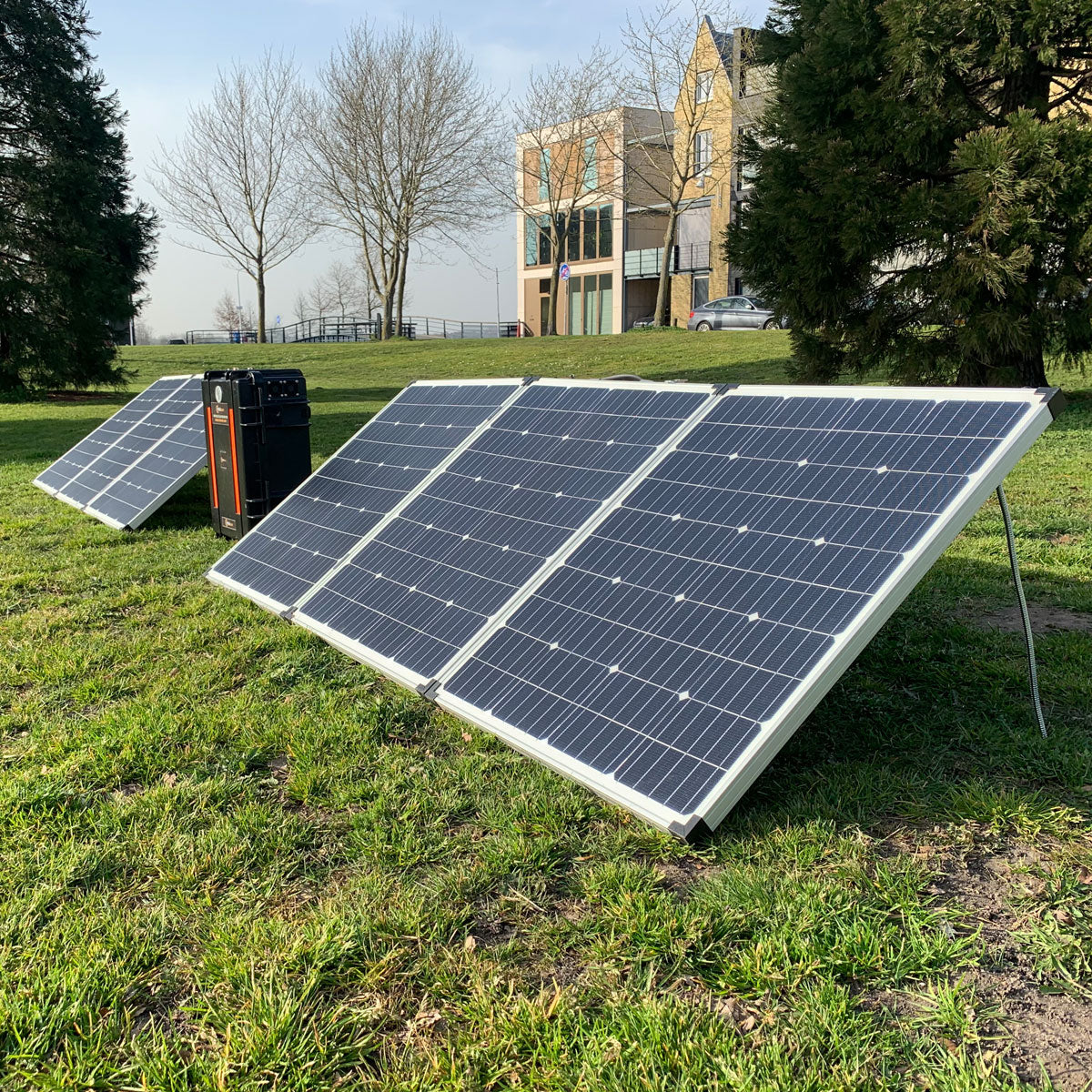 300W zonnepaneel aangesloten op generator