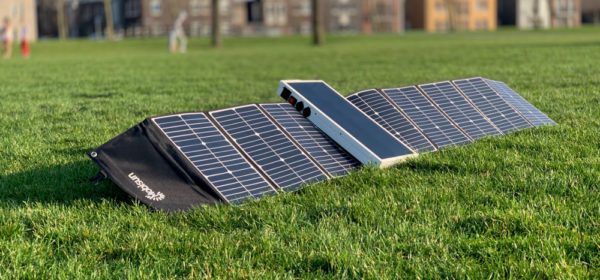 Mobisun Pro mit zusätzlichen leichten, tragbaren, aufgeklappten Solarmodulen