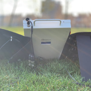 Mobisun Pro met aanvullende lichtgewicht draagbare uitgevouwen zonnepanelen aansluiting achterzijde